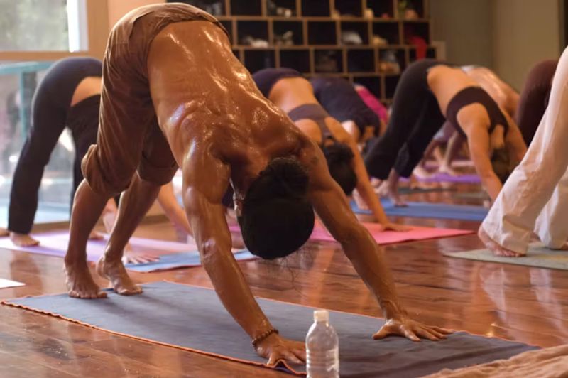 Hot Yoga Là Gì