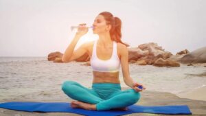 Tập yoga nên uống nước gì? Kiến thức hữu ích cho việc chăm sóc cơ thể